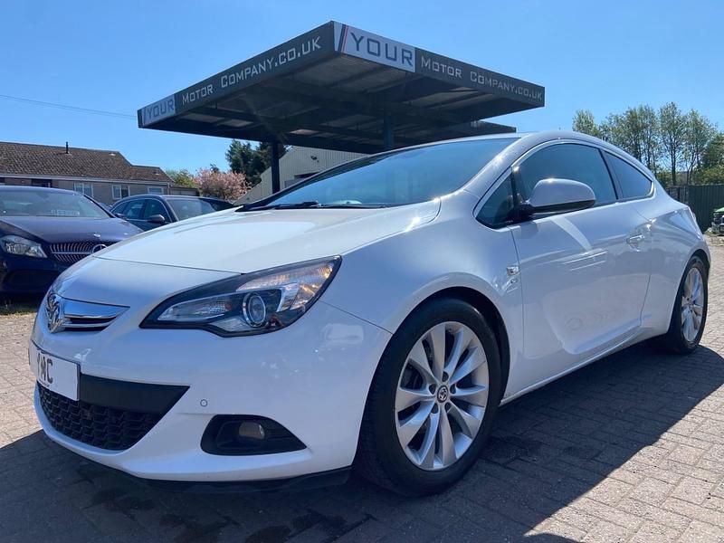 Used Vauxhall Astra GTC SRi 200 HP (147 kW) 2015 White Hatchback