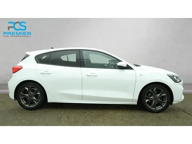 Begagnad Ford Focus ST-Line 125 HK (91 kW) 2021 Vit Halvkombi