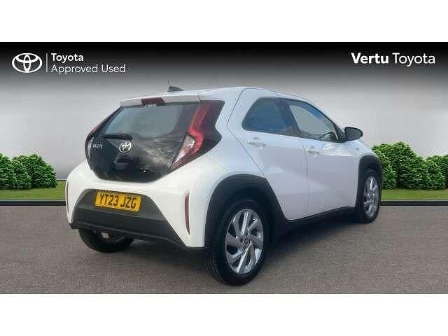 Used Toyota Aygo X PURE 72 HP (52 kW) 2023 White SUV