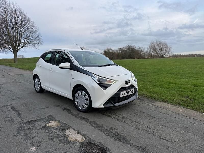 Used Toyota Aygo X-play 72 HP (52 kW) 2021 White Hatchback