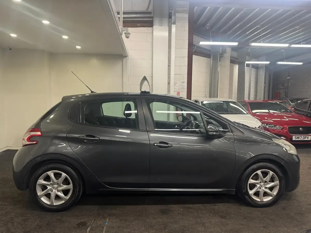 Used Peugeot 208 Active 70 HP (51 kW) 2013 Grey Hatchback