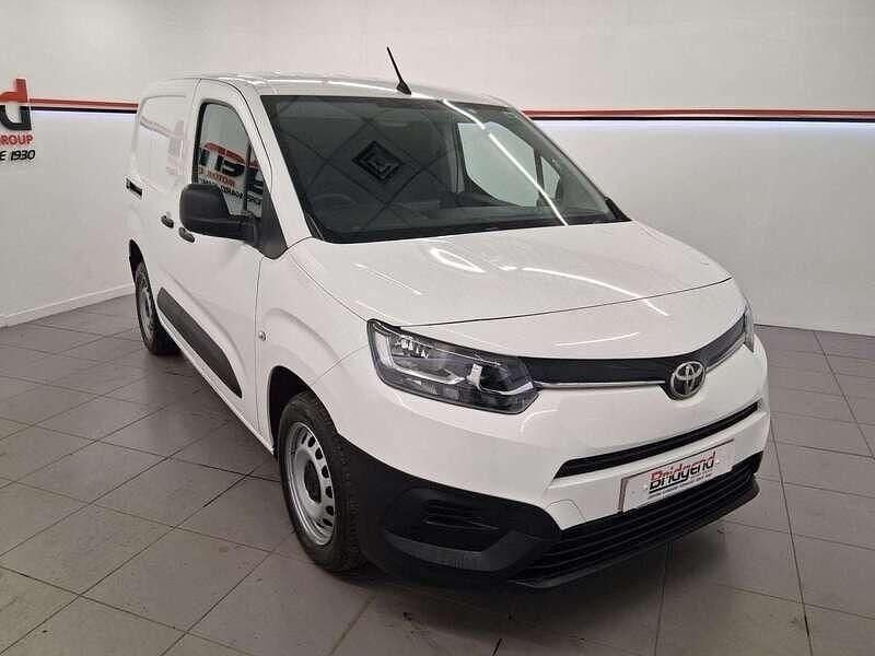 White Used 2022 Toyota Proace Active MPV | £11,199 (Good price) - Image 1/4