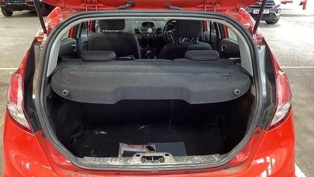 Usado Ford Fiesta Zetec 82 HP (60 kW) 2013 Vermelho Citadino