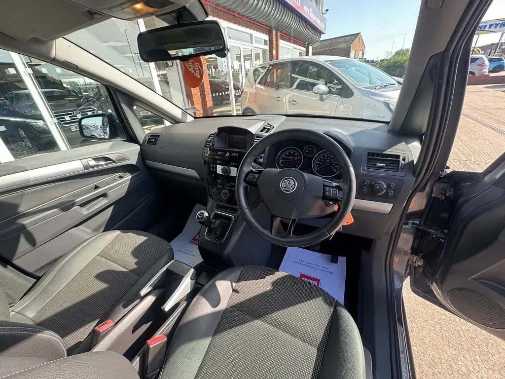 Used Vauxhall Zafira Design Edition 140 HP (102 kW) 2010 Blue MPV