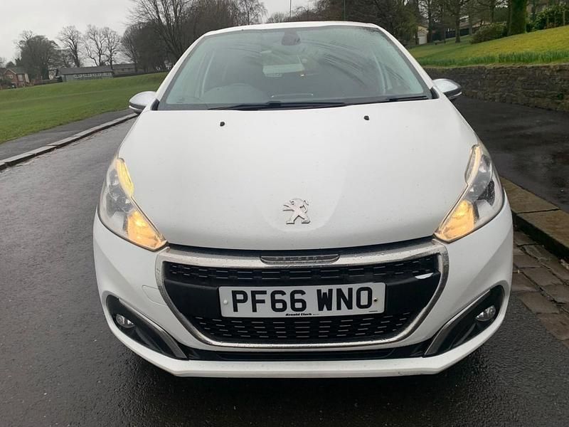 Used Peugeot 208 Allure 2016 White Hatchback