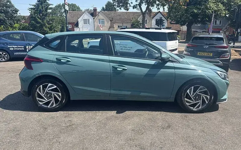 Used Hyundai i20 Advanced 101 HP (74 kW) 2025 Green Hatchback