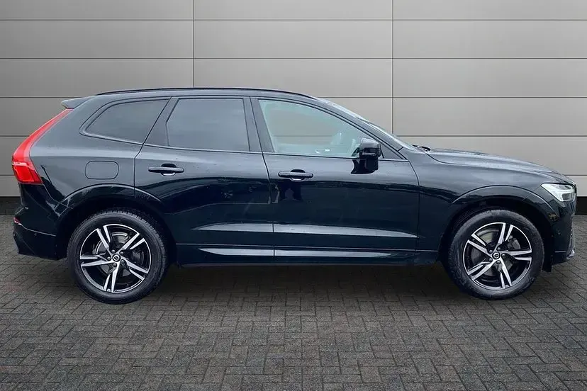 Used Volvo XC60 R-Design 250 HP (183 kW) 2022 Onyx black SUV