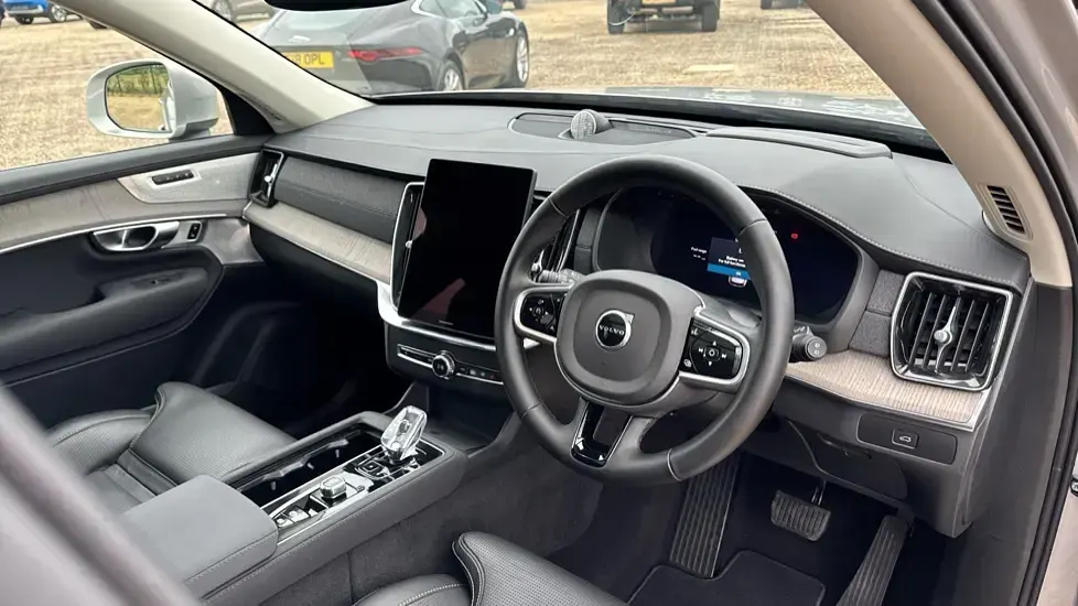 Used Volvo XC90 Ultra 250 HP (183 kW) 2025 Metallic  silver dawn SUV