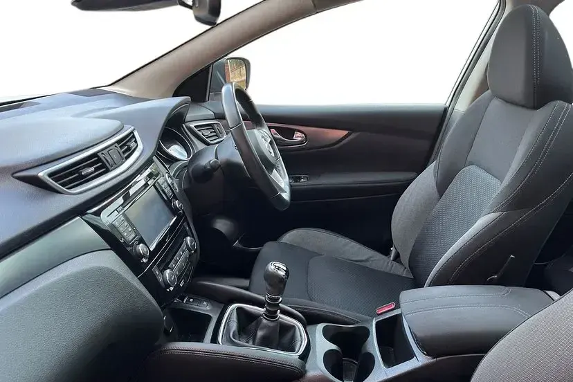 Used Nissan Qashqai N-Connecta 115 HP (84 kW) 2018 Storm white SUV