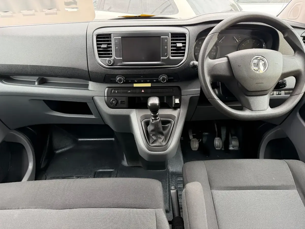 Used Vauxhall Vivaro 145 HP (106 kW) 2022 White MPV
