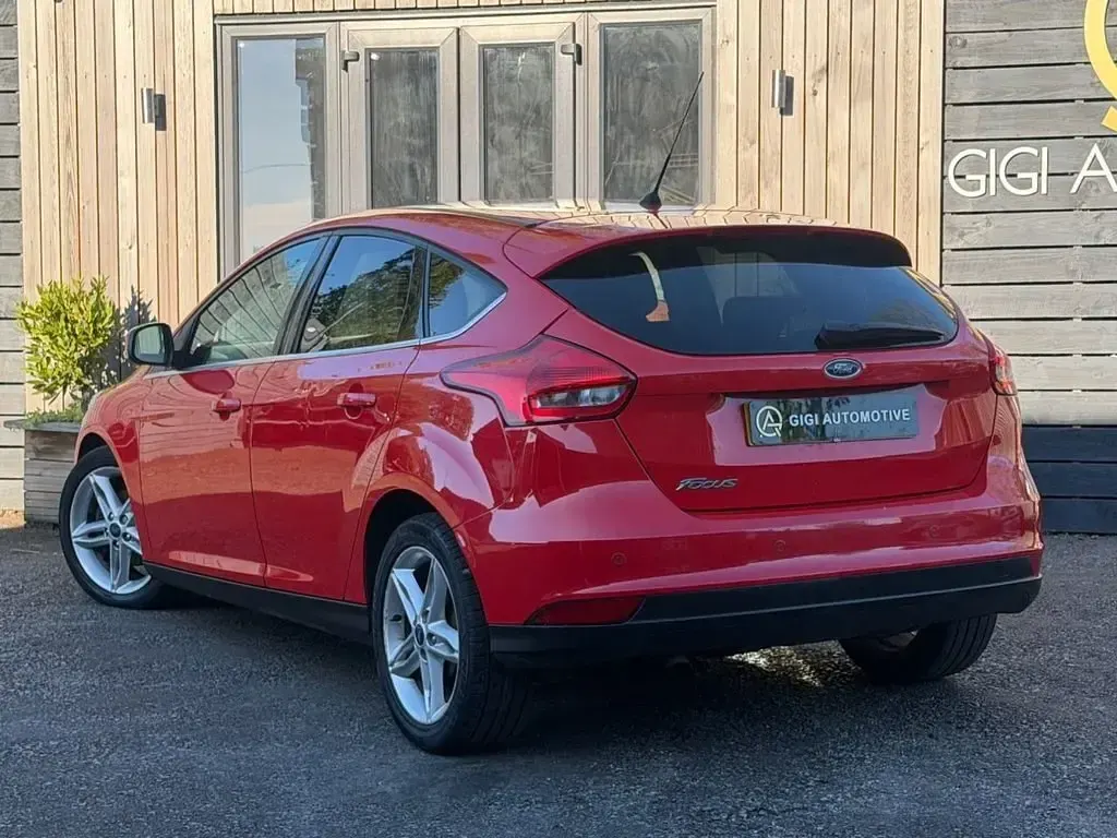 Używany Ford Focus Zetec 115 KM (84 kW) 2015 Czerwony Hatchback
