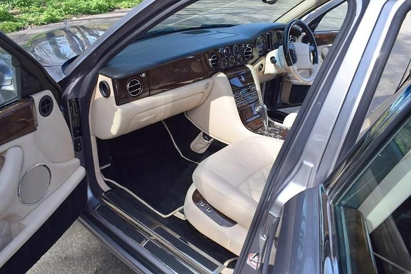 Used Bentley Arnage 405 HP (297 kW) 2005 Silver Sedan