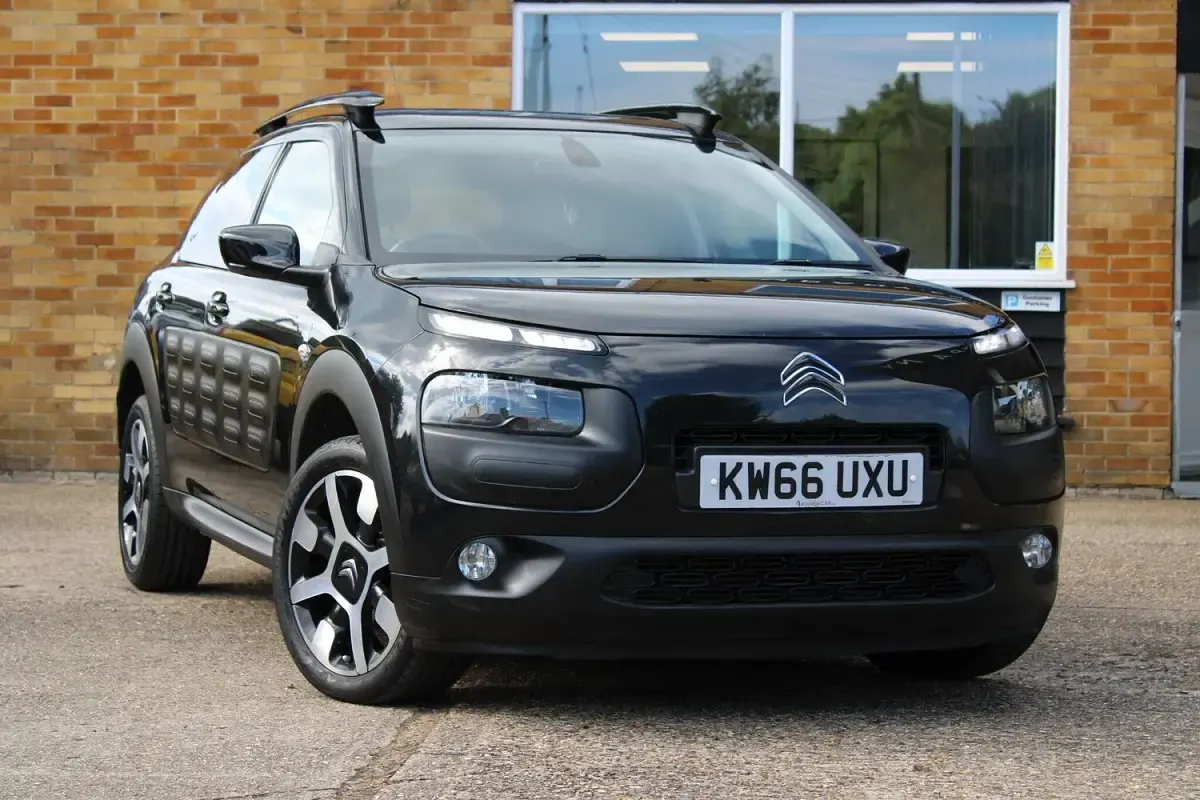 Used Citroën C4 Cactus Flair 98 HP (72 kW) 2017 Black Hatchback