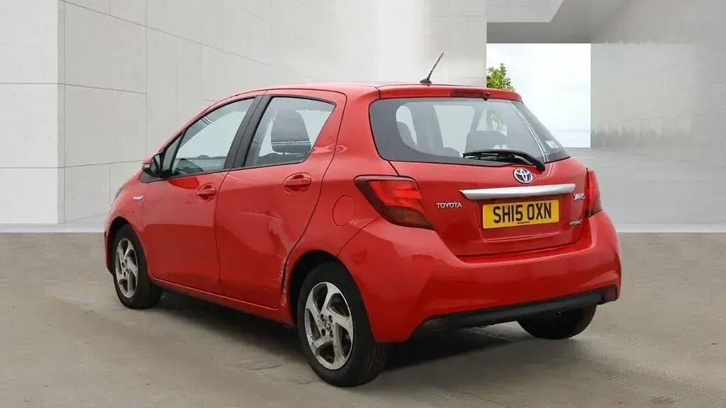 Second-hand Toyota Yaris Hybrid 101 CP (74 kW) 2015 Roșu Hatchback