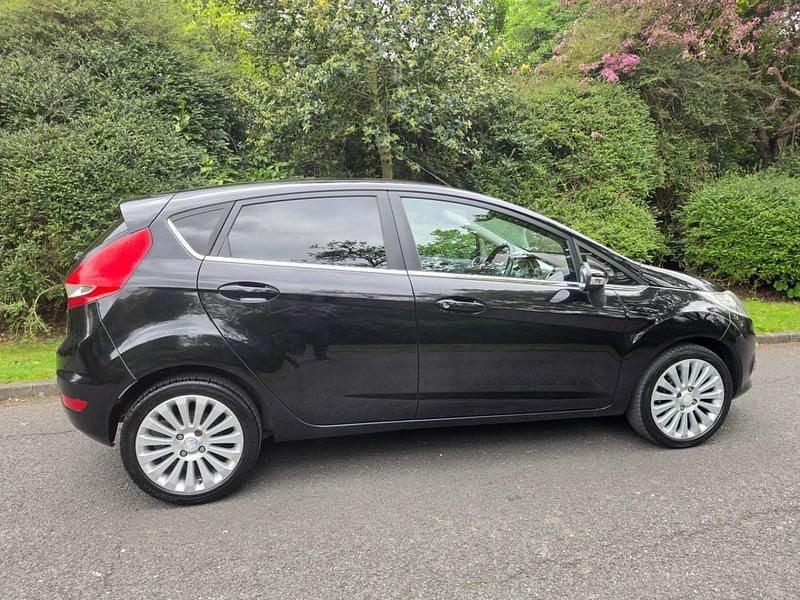 Begagnad Ford Fiesta Titanium 2009 Svart Halvkombi