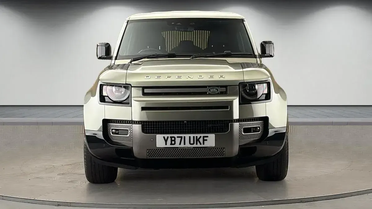 Used Land Rover Defender SE Dynamic 300 HP (220 kW) 2021 Pangea green SUV