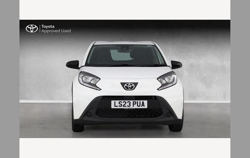 Usado Toyota Aygo X PURE 72 CV (52 kW) 2023 Blanco SUV