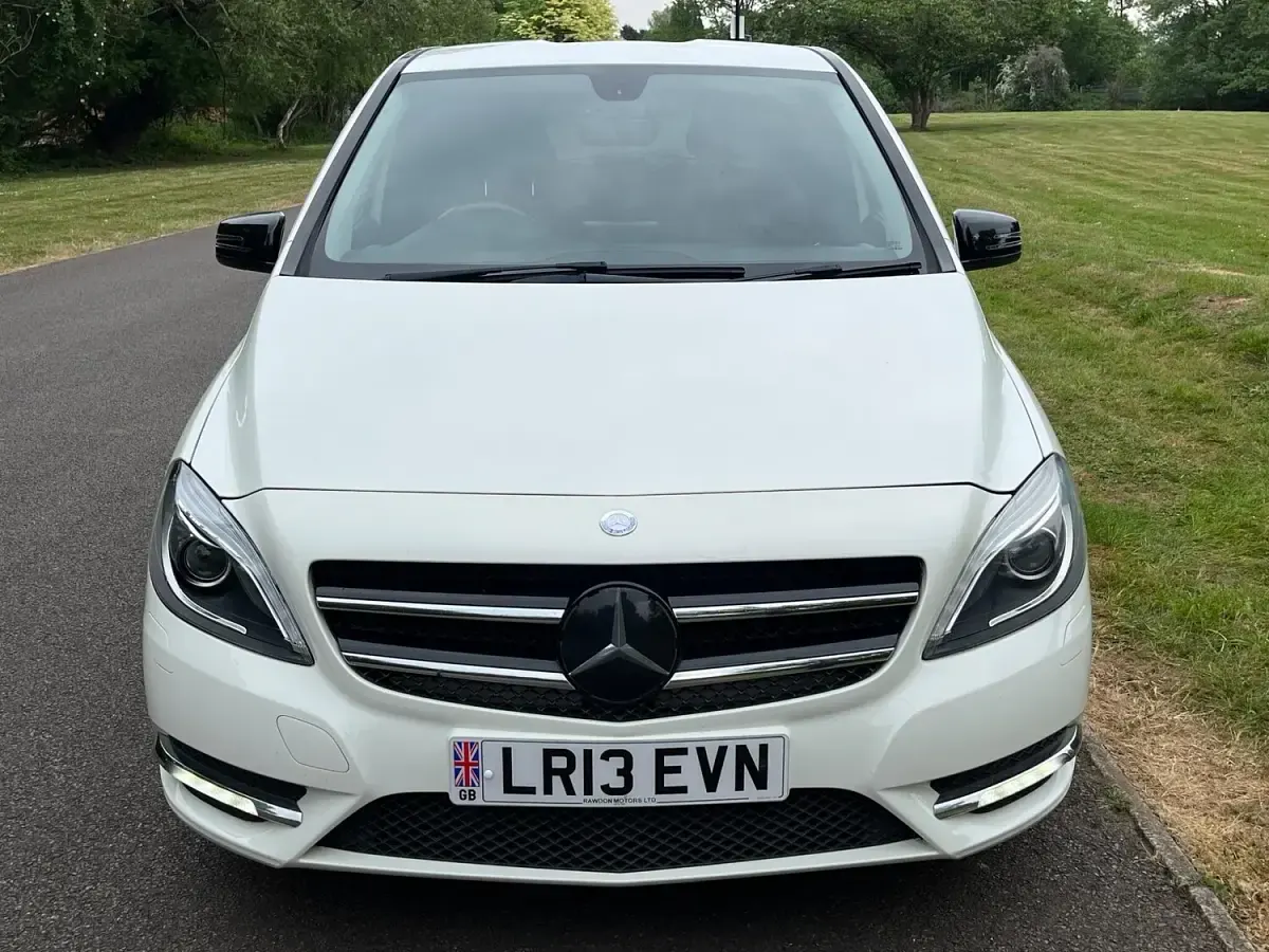 Used Mercedes B180 2013 White Hatchback