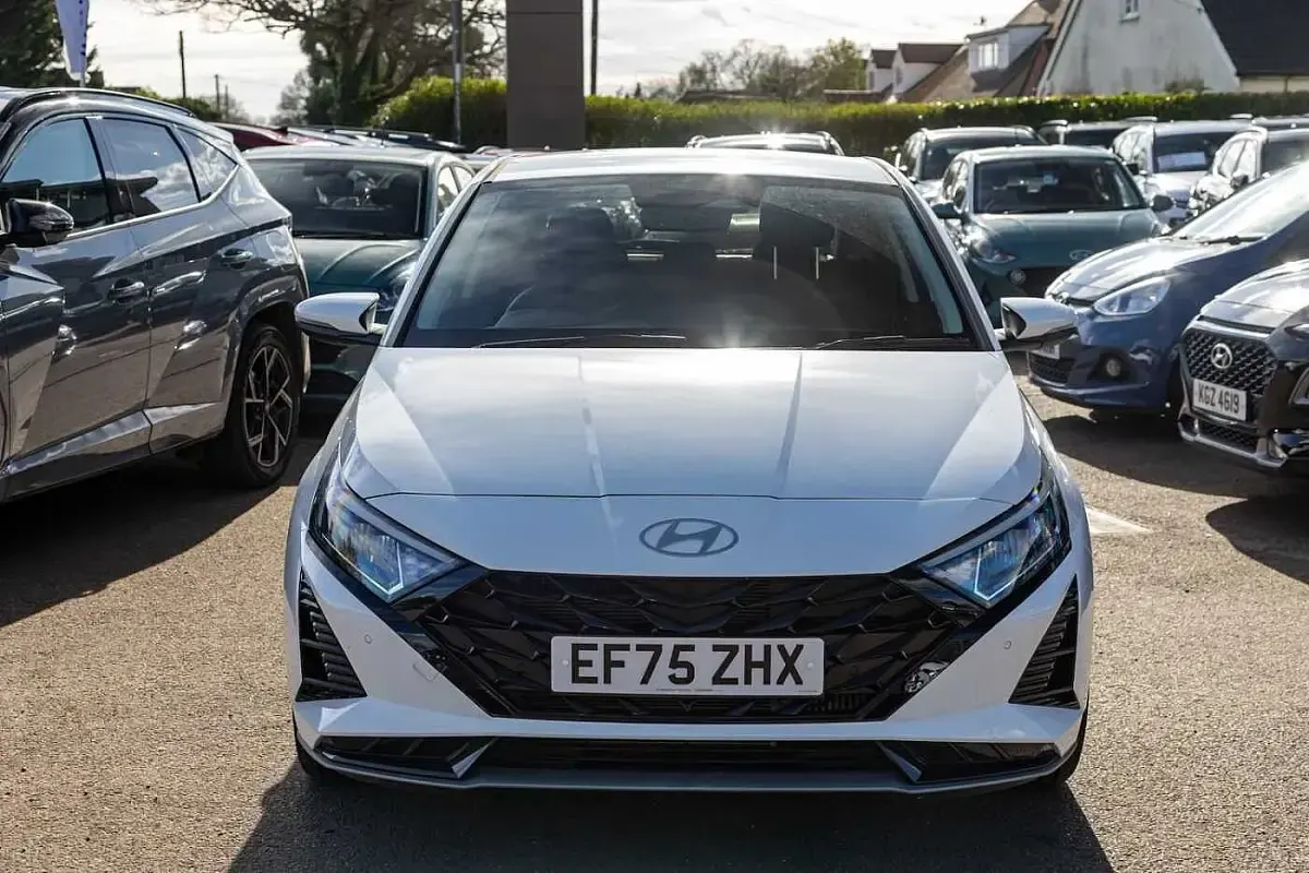 New Hyundai i20 100 HP (73 kW) 2025 White Hatchback