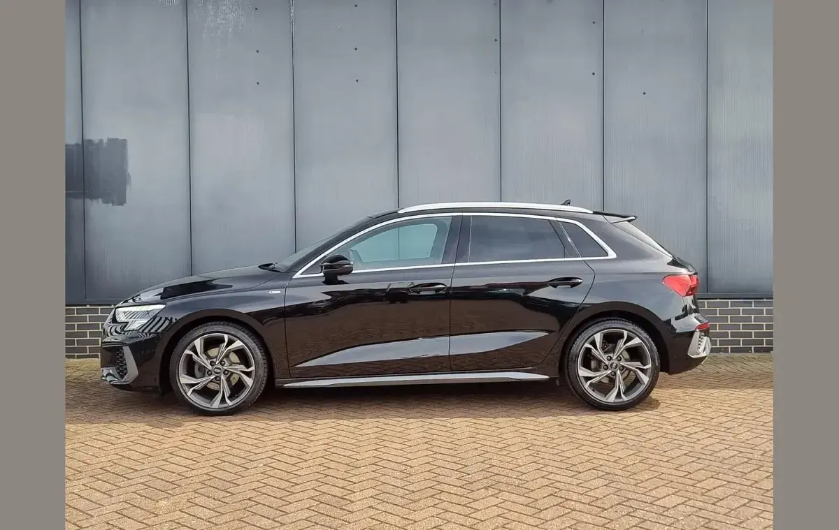 Begagnad Audi A3 S-Line 190 HK (139 kW) 2023 Svart Sedan