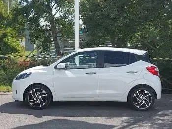 Used Hyundai i10 Premium 67 HP (49 kW) 2023 White Hatchback