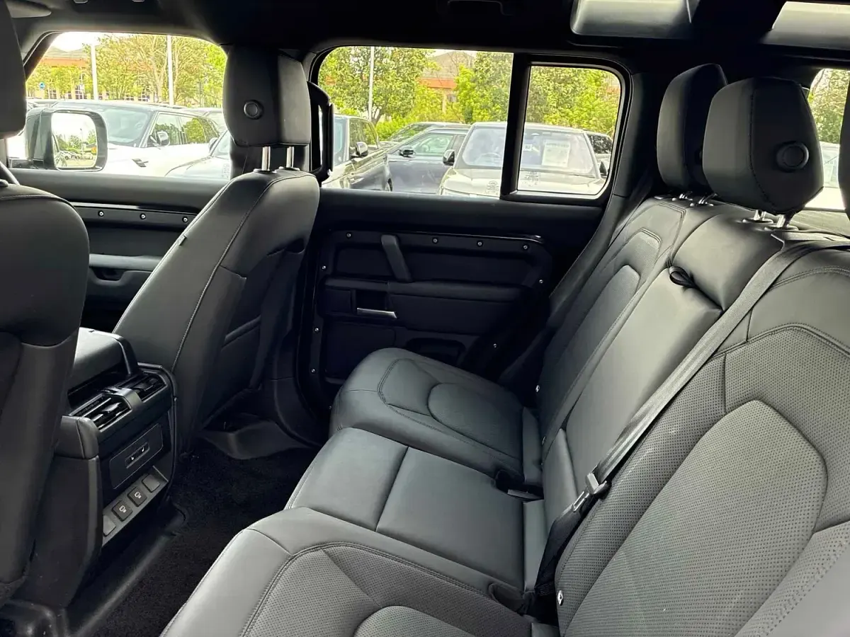 Used Land Rover Defender SE Dynamic 2024 Black SUV