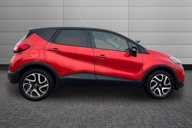 Used Renault Captur Dynamique 120 HP (88 kW) 2017 Flame red SUV