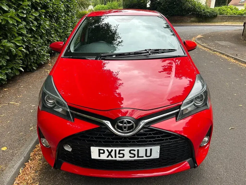 Used Toyota Yaris Sport 99 HP (72 kW) 2015 Red Hatchback