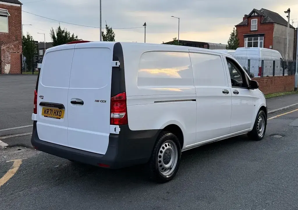Used Mercedes Vito Progressive 160 HP (117 kW) 2021 White Van