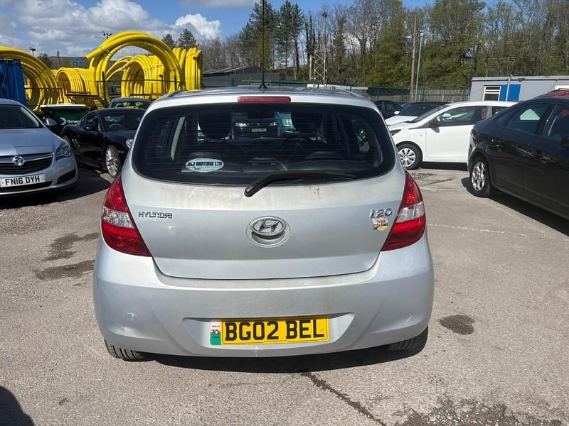 Used Hyundai i20 Style 99 HP (72 kW) 2010 Silver Hatchback