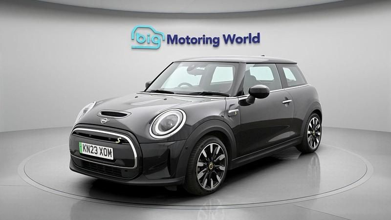 Begagnad Mini Cooper S Hatch 135 kW (184 HK) 2023 Svart Halvkombi