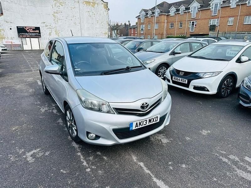 Used Toyota Yaris SR 99 HP (72 kW) 2013 Silver Hatchback