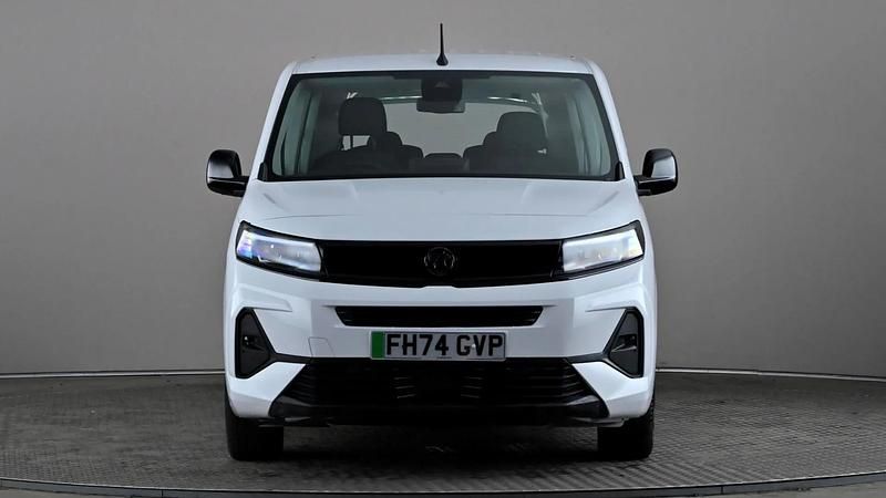Used Vauxhall Combo Design Edition 100 kW (136 HP) 2025 White MPV