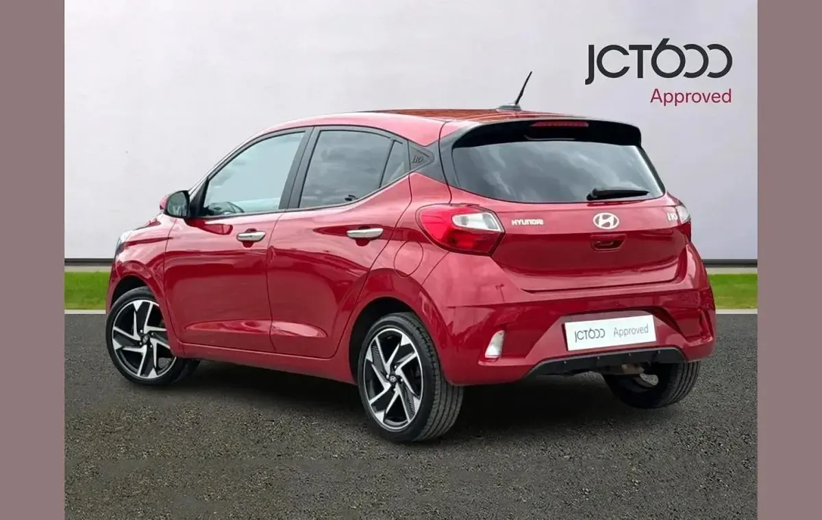 Used Hyundai i10 Premium 65 HP (47 kW) 2023 Red Hatchback
