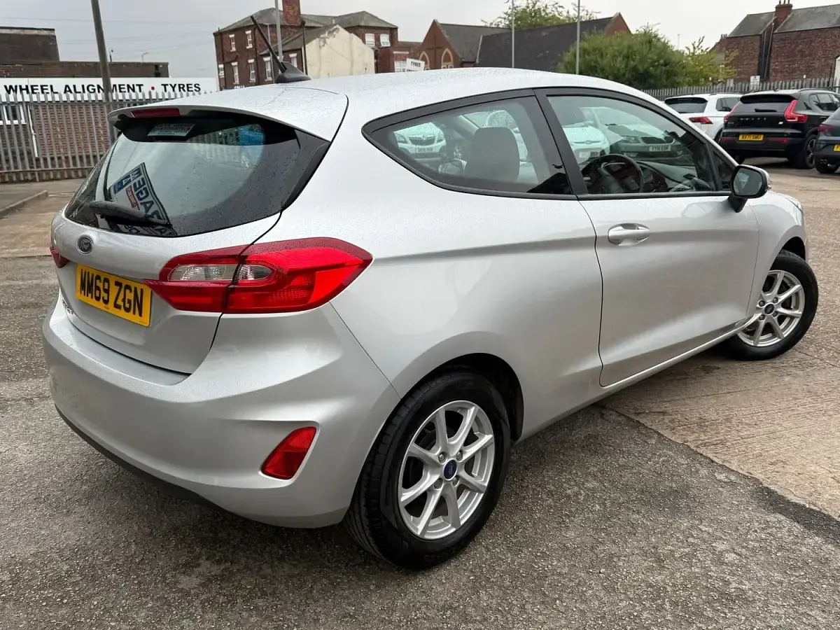 Used Ford Fiesta Zetec 83 HP (61 kW) 2019 Silver Hatchback