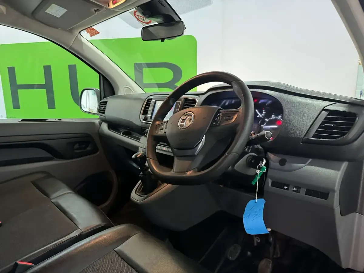 Usado Vauxhall Vivaro Sportive 100 HP (73 kW) 2021 Branco Monovolume