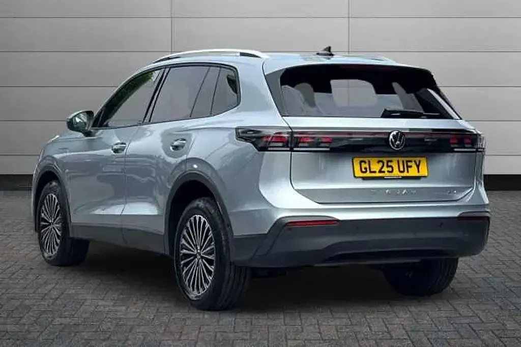 Second-hand VW Tiguan Match 204 CP (150 kW) 2025 Argintiu SUV