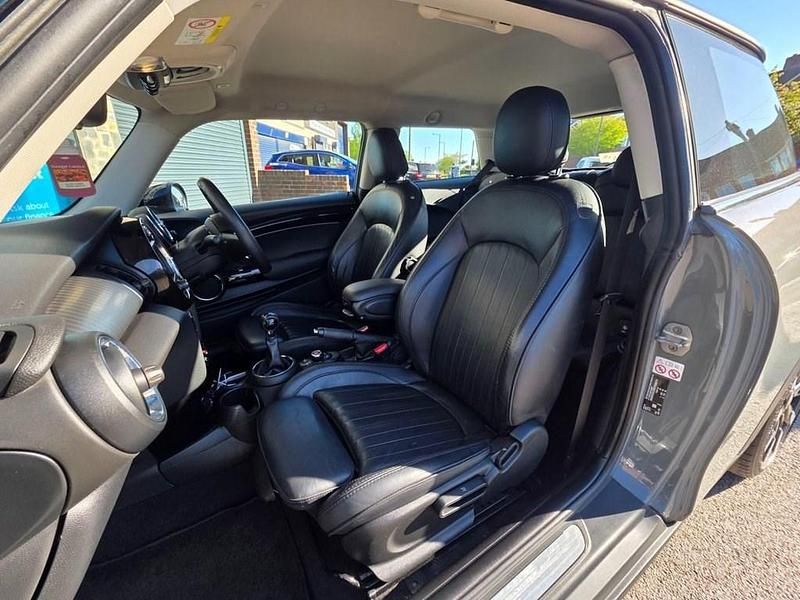 Usado Mini Cooper Exclusive 136 HP (100 kW) 2019 Cinzento Citadino