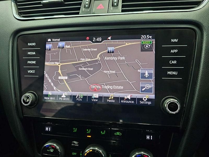 Used Skoda Octavia SE Technology 115 HP (84 kW) 2018 White Estate