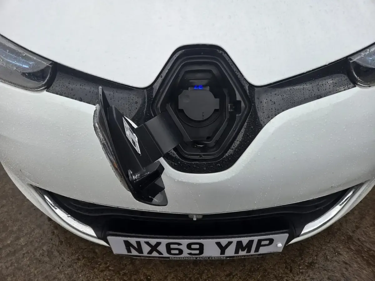 Used Renault Zoe Dynamique 80 kW (109 HP) 2019 White Hatchback