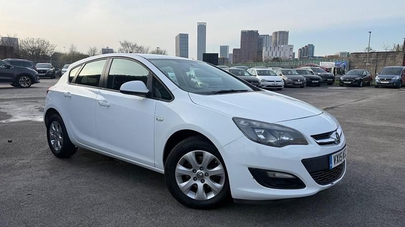 Used Vauxhall Astra Design Edition 2015 White Hatchback
