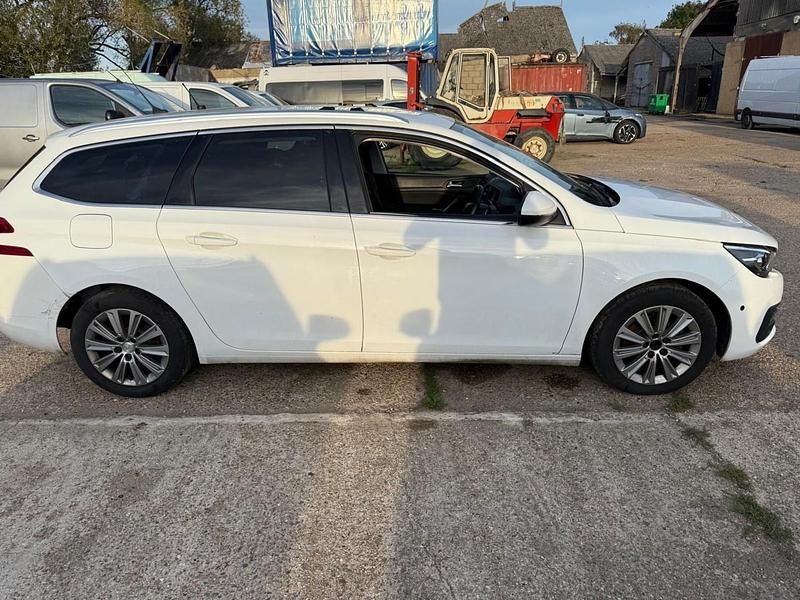 Used Peugeot 308 Allure Premium 130 HP (95 kW) 2021 White Estate