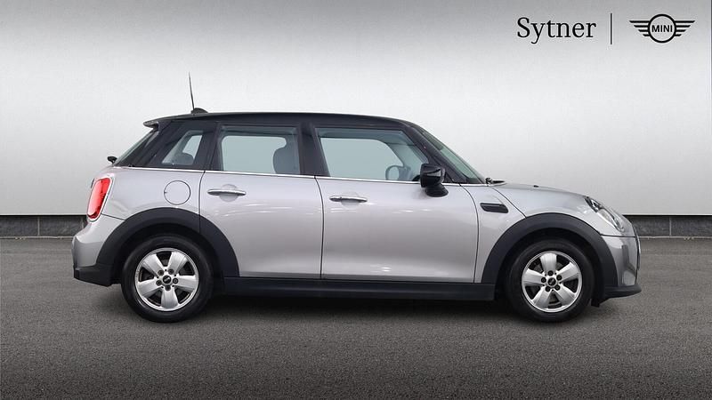 Usado Mini Cooper Classic 134 HP (98 kW) 2023 Prateado Citadino