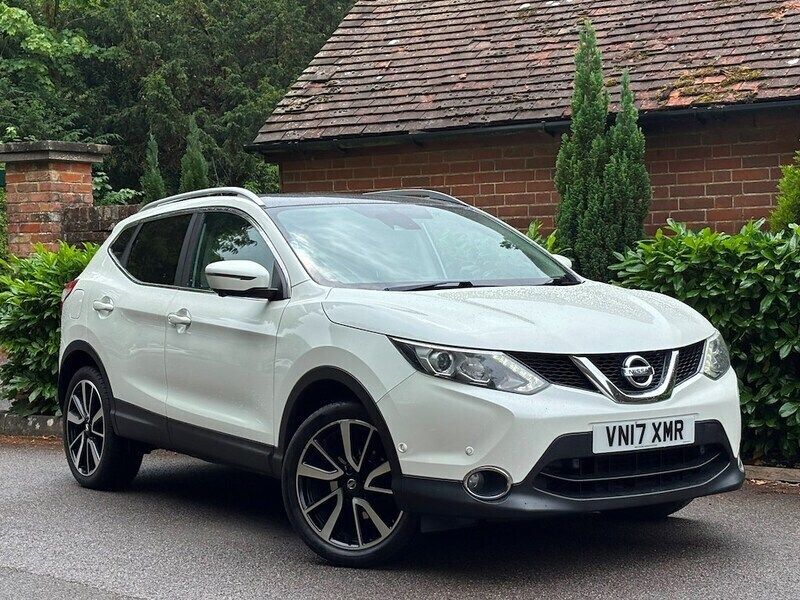 White Used 2017 Nissan Qashqai Tekna SUV | £9,995 (Fair price) - Image 1/4