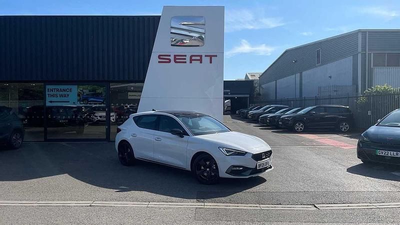 Glacial white New 2025 Seat Leon Black Edition Hatchback | £24,990 (Fair price) - Image 1/4