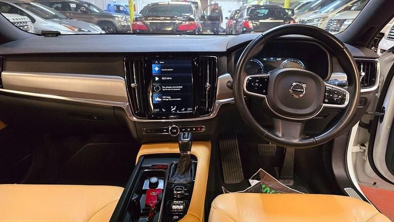 Used Volvo V90 Momentum 254 HP (186 kW) 2017 White Estate