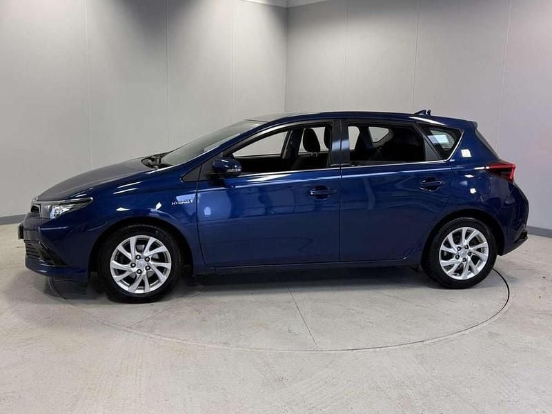 Used Toyota Auris Hybrid 134 HP (98 kW) 2017 Blue Hatchback