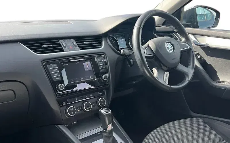 Usado Skoda Octavia SE 140 HP (102 kW) 2015 Cinzento Citadino