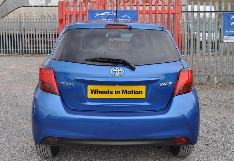Used Toyota Yaris 97 HP (71 kW) 2016 Blue Hatchback