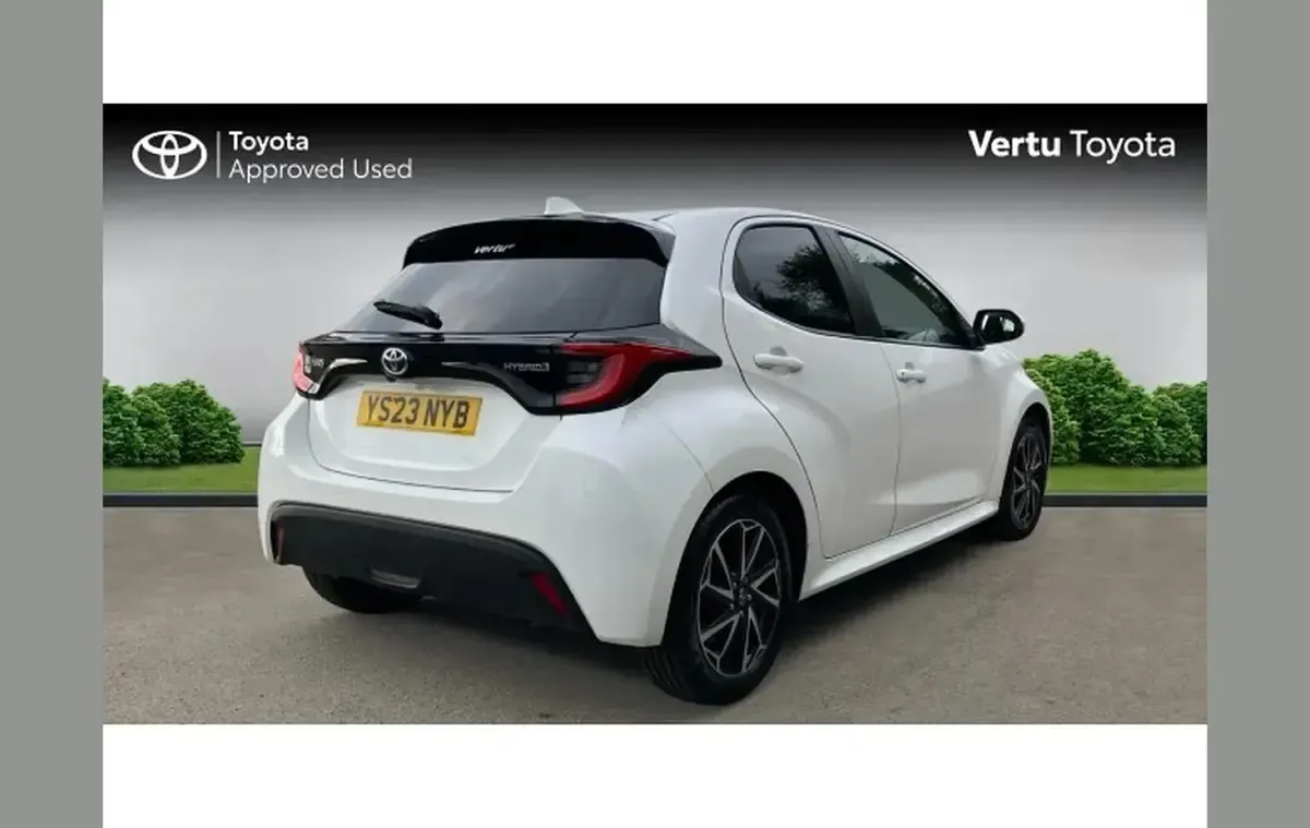 Used Toyota Yaris Hybrid Design 113 HP (83 kW) 2023 White Hatchback